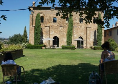 Outdoor painting workshop during an Orvieto creative tour.